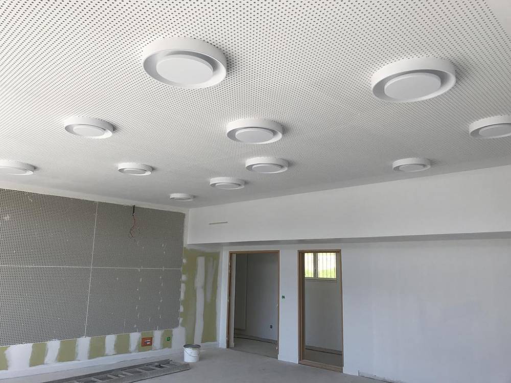 Plafond perforé rectiligne - Maison des arts Deville