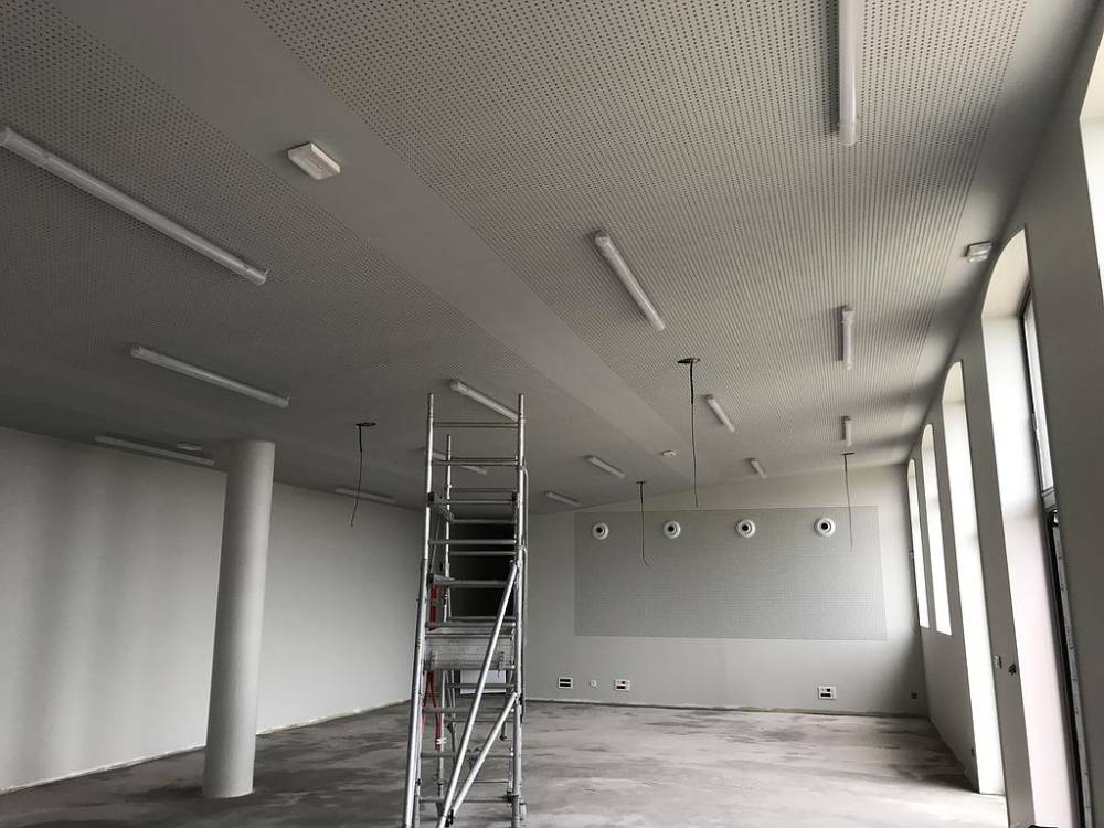 Plafond perforé rectiligne - Maison des arts Deville